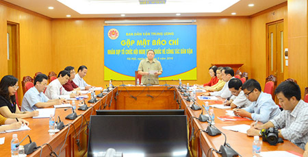 Phó Trưởng ban Thường trực Ban Dân vận Trung ương Thào Xuân Sùng thông tin tại buổi gặp mặt báo chí.